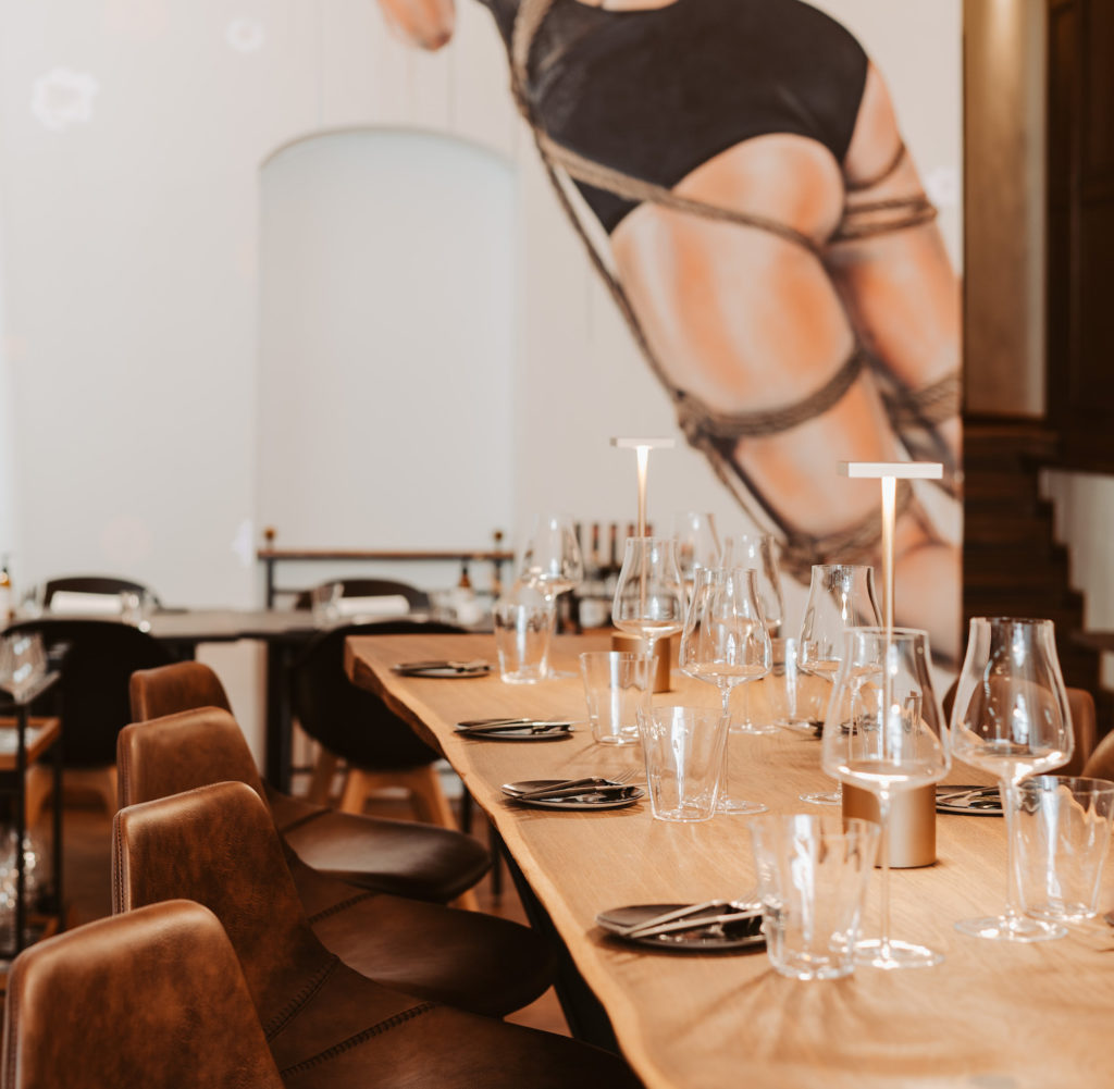 top restaurants berlin mitte - NOname Restauranttisch mit Wandmalerei